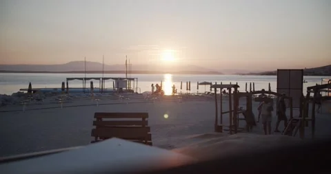 Sunset beach people leavin the beach Vidéo 141740872