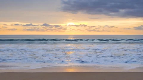 Sunset on the beach at phuket beach Vidéo 136280273
