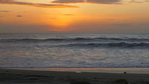 Sunset on the Beach in Puerto Lopez, Ecuador Vidéo 101270005
