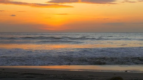 Sunset on the Beach in Puerto Lopez, Ecuador 库存影片 101270195