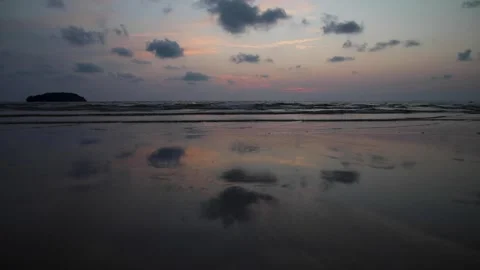 Sunset on the beach. Scenic seascape with clouds, and calm sea. Vídeo Stock 233501997