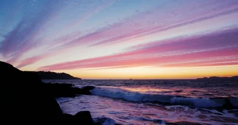 Sunset by the beach with waves clashing 스톡 동영상 69257717