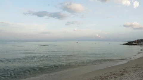Sunset on beautiful sand beach with stone rocks in the sea water. Vídeo Stock 92742224