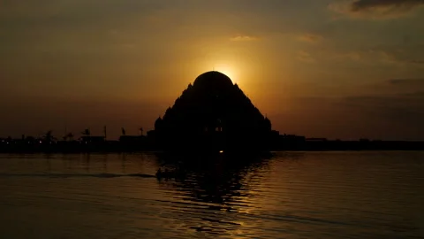 Sunset behind 99 dome mosque in Makassar Video stock 135482100