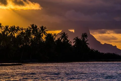 Sunset behind Bora Bora 스톡 사진