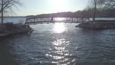 Sunset behind a bridge on a lake 库存影片 147464630