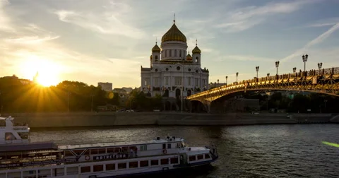 Sunset behind the Cathedral of Jesus Chris the Saviour, Moscow, 4K Stockbeeldmateriaal 54166552