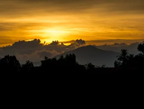 Sunset behind cloud and mountain Foto stock