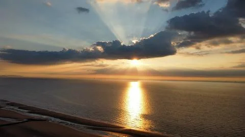 Sunset behind the cloud Stockfoto's