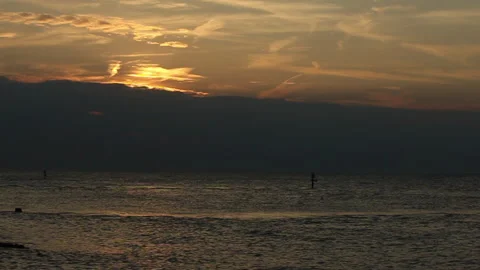 Sunset behind clouds over the sea Vidéo 141381306