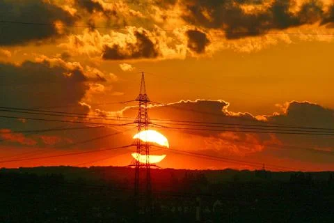 Sunset behind a high voltage pylon solar energy climate neutral change climatic Foto stock