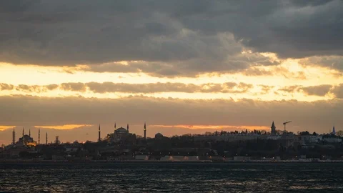 Sunset behind the historical peninsula. Ship and clouds time lapse Vídeo Stock 125643892