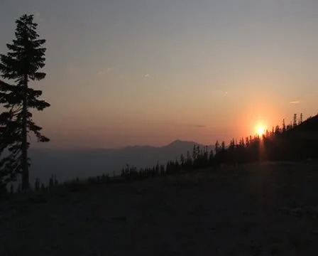 Sunset behind the mountain trees - Time lapse Stockbeeldmateriaal 12687669