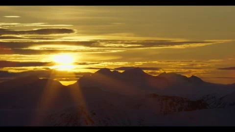 Sunset behind mountains timelapse Vidéo 270758391