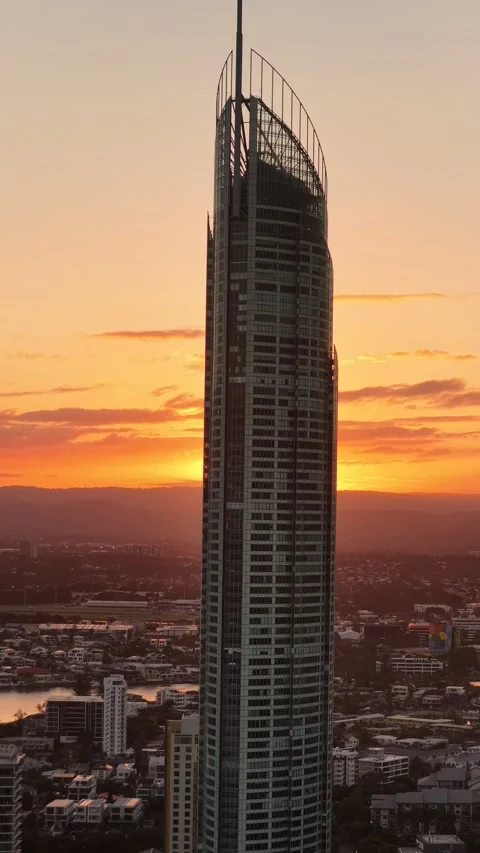 Sunset Behind The Q1 Tower, Gold Coast, Queensland Australia - Vertical Видео 347117301