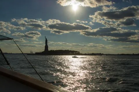 Sunset behind the statue of Liberty Stock-Fotos