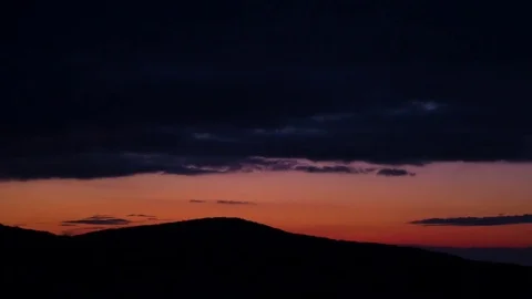 Sunset between the clouds and hills Video stock 71841841