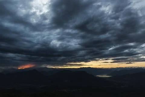 Sunset between clouds and mountains Foto stock