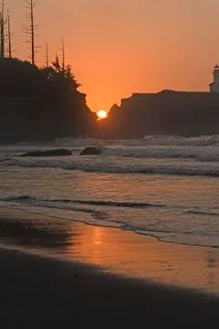 Sunset between the rocks on an ocean coast Stockfoto's
