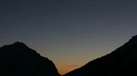 Sunset between two mountains Video stock 21648620