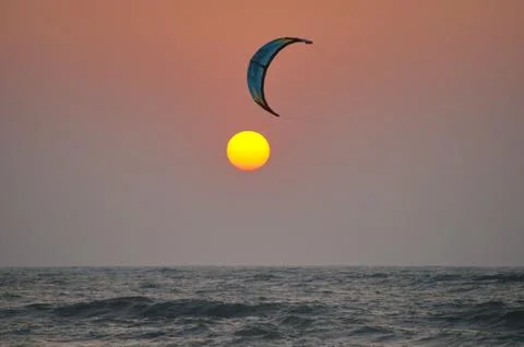 Sunset: between the wing and the ocean Foto stock