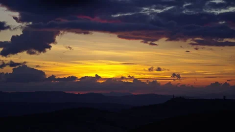 Sunset with big clouds in Italy Vidéo 267046975