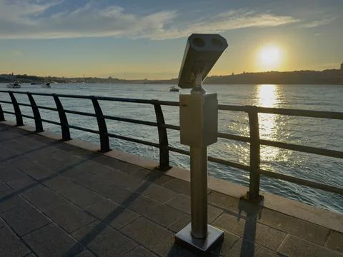 Sunset Binocular on Bosphorus Waterfront 库存照片