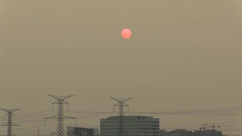 Sunset blocked by wildfire and forest fire smoke Vídeos de archivo 157417101