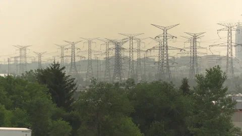 Sunset blocked by wildfire and forest fire smoke in the sky Video stock 157612543