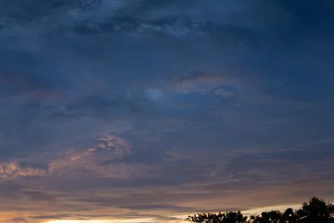 Sunset with blue fluffy cloudy sky, beautiful dramatic cloud scape, sunset ba Foto stock