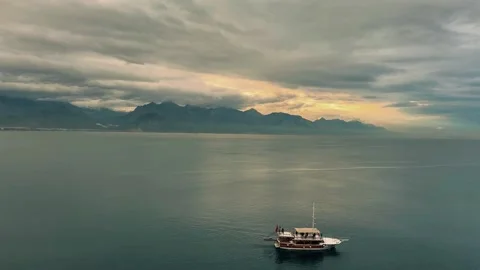 Sunset boat cruise, dramatic ocean sky, tranquil sea view Video stock 310541832