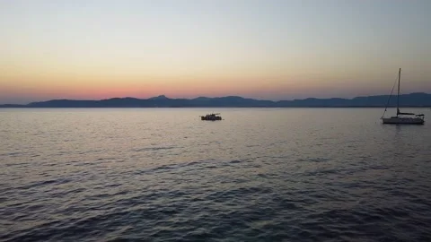 Sunset with a boat in the middle Stockbeeldmateriaal 201885915