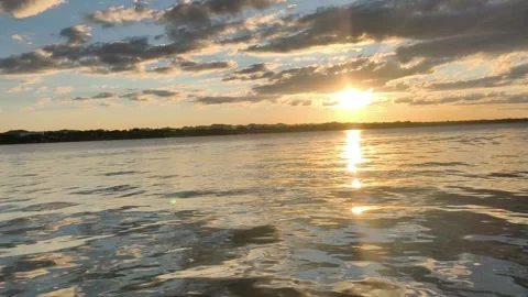 Sunset Boat Ride in Isla de Flores, Guatemala – Golden Hour Over Lake Petén Itzá Stockbeeldmateriaal 331834545