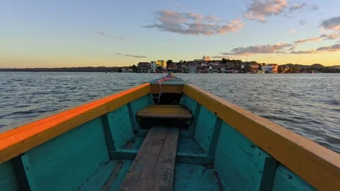 Sunset Boat Ride in Isla de Flores, Guatemala – Golden Hour Over Lake Petén Itzá Vídeo Stock 331834627