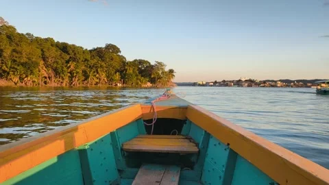 Sunset Boat Ride in Isla de Flores, Guatemala – Golden Hour Over Lake Petén Itzá Vídeo Stock 331834632