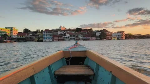 Sunset Boat Ride in Isla de Flores, Guatemala – Golden Hour Over Lake Petén Itzá Vídeo Stock 331834685