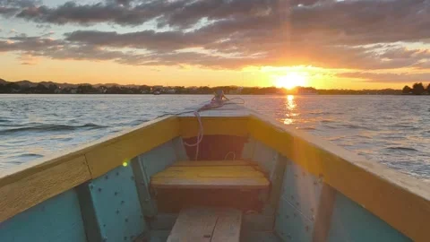 Sunset Boat Ride in Isla de Flores, Guatemala – Golden Hour Over Lake Petén Itzá Stockbeeldmateriaal 331834725