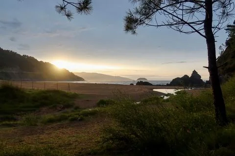 Sunset Breaking Through Clouds at Laga Beach, Basque Country Foto stock