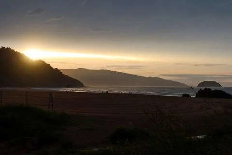 Sunset Breaking Through Clouds at Laga Beach, Basque Country Foto stock
