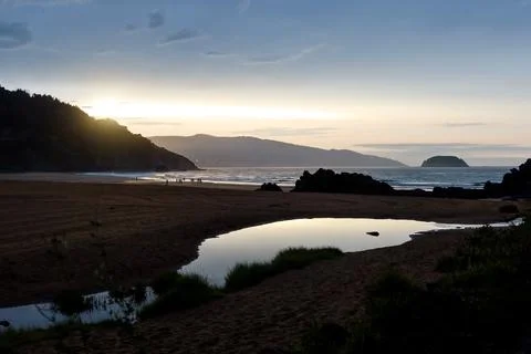 Sunset Breaking Through Clouds at Laga Beach, Basque Country Foto stock