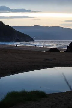 Sunset Breaking Through Clouds at Laga Beach, Basque Country Foto stock