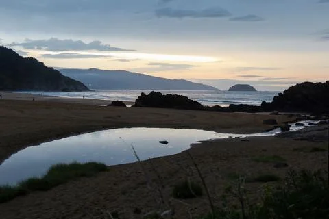 Sunset Breaking Through Clouds at Laga Beach, Basque Country Foto stock