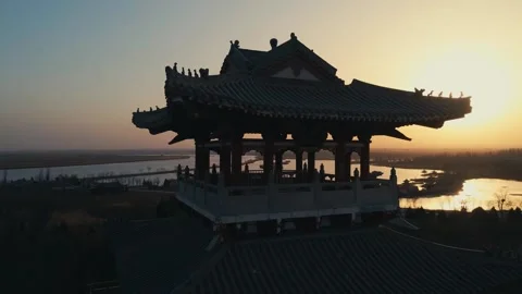 The sunset built the Yellow River Millennium Monument in ancient times, and  Vídeo Stock 256870791