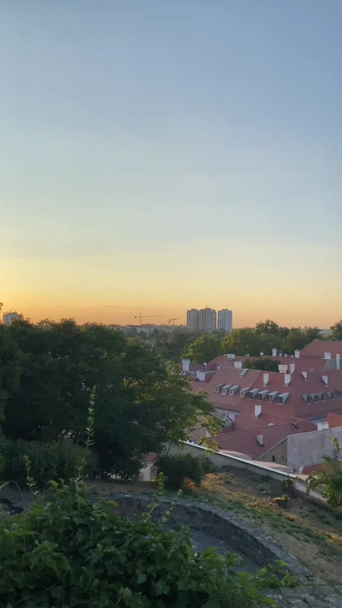 Sunset camera pan across the red-tiled rooftops of Novi Sad Vídeos de archivo 343567509