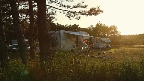 Sunset at campsite, modern caravan camper. Family adventure trip holiday Vidéo 80476404