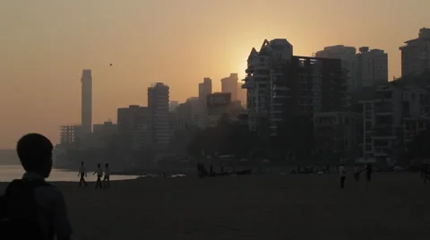 Sunset on the city - birds in flight Vídeos de archivo 69010396