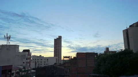 Sunset in the city next to a building Vidéo 156227869