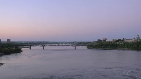 Sunset on city river. Pan from the river to the castle (left to right). Stock-Footage 95294281