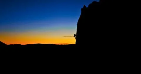 Sunset Climber: A Daredevil's Ascent Foto stock