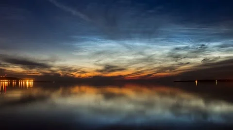 Sunset clouds above the water mirror Timelapse 库存影片 51771999